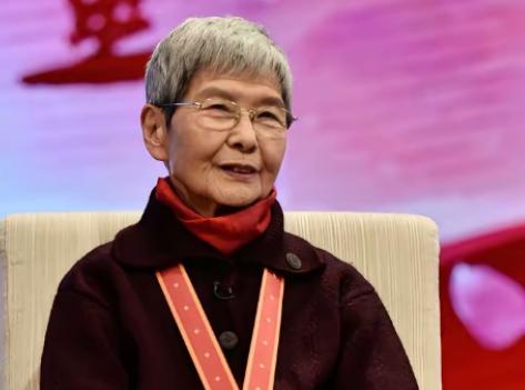 一辈子守护莫高窟的国宝级名誉院长樊锦诗，在职期间年薪约 20 万元；而当地融媒体