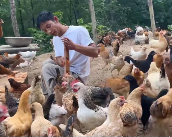 1991年，河南一对夫妻生下残疾儿子不想要，于是，他们将儿子扔在草丛里，谁料，村