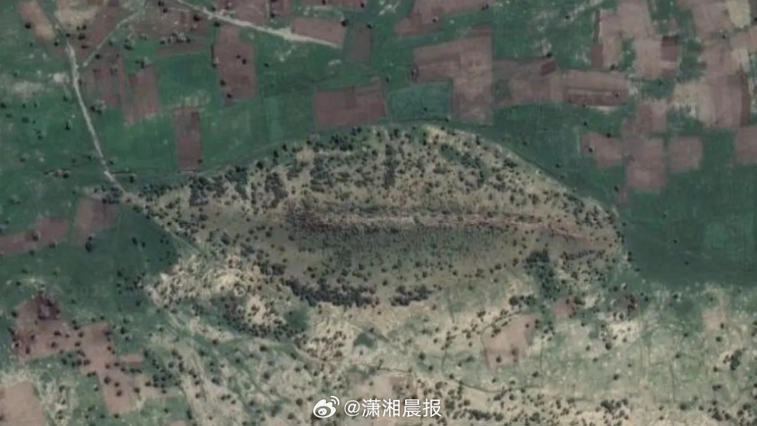 【#一山丘形状酷似嘴唇爆火##一山丘形状酷似嘴唇被称自然之唇#】一张拍摄于201