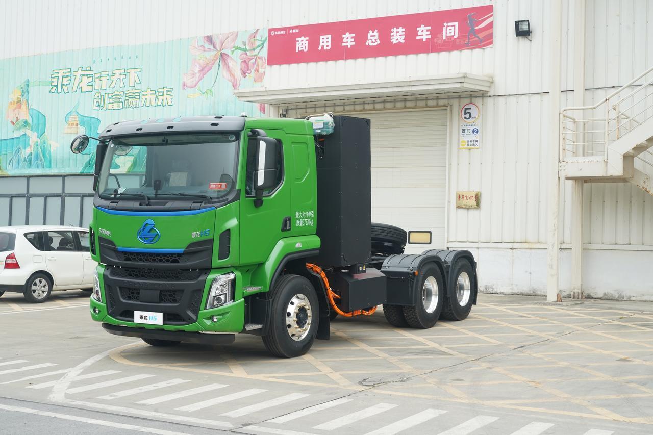 乘龙H5换电牵引车，搭载宁德时代400度电池，续航能力超过300公里。支持双模补