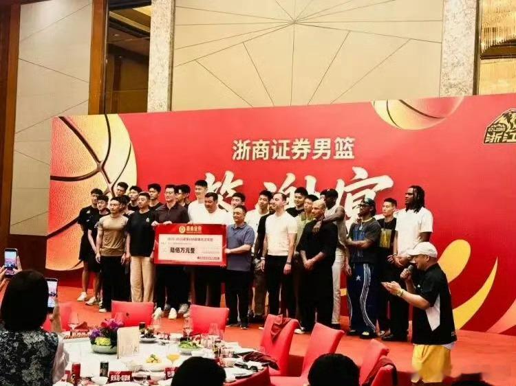 广厦男篮举办答谢宴获600万元奖励浙江广厦男篮在杭州举办了答谢宴，球员和教练组成