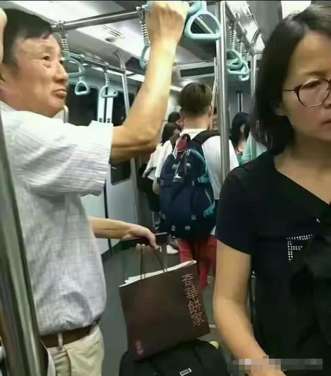 作为世界500强企业创始人，任正非挤地铁、打出租、坐经济舱、自己拖行李等现象，绝