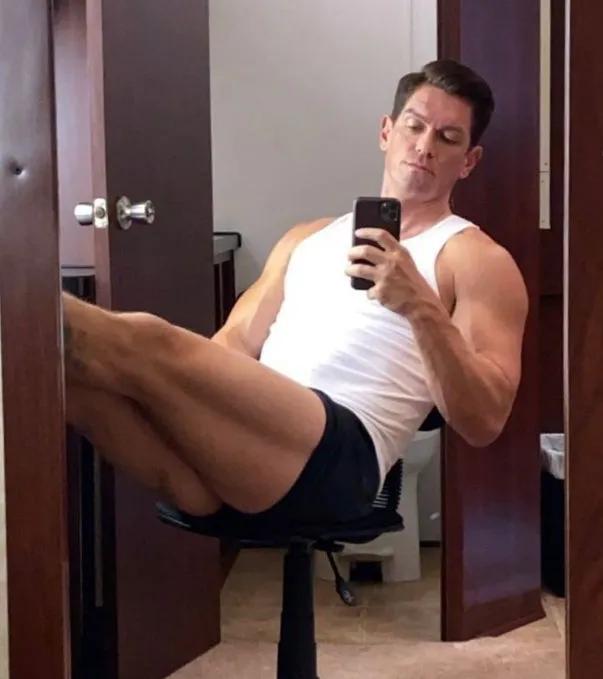 Steve Howey 的大腿好粗壮！