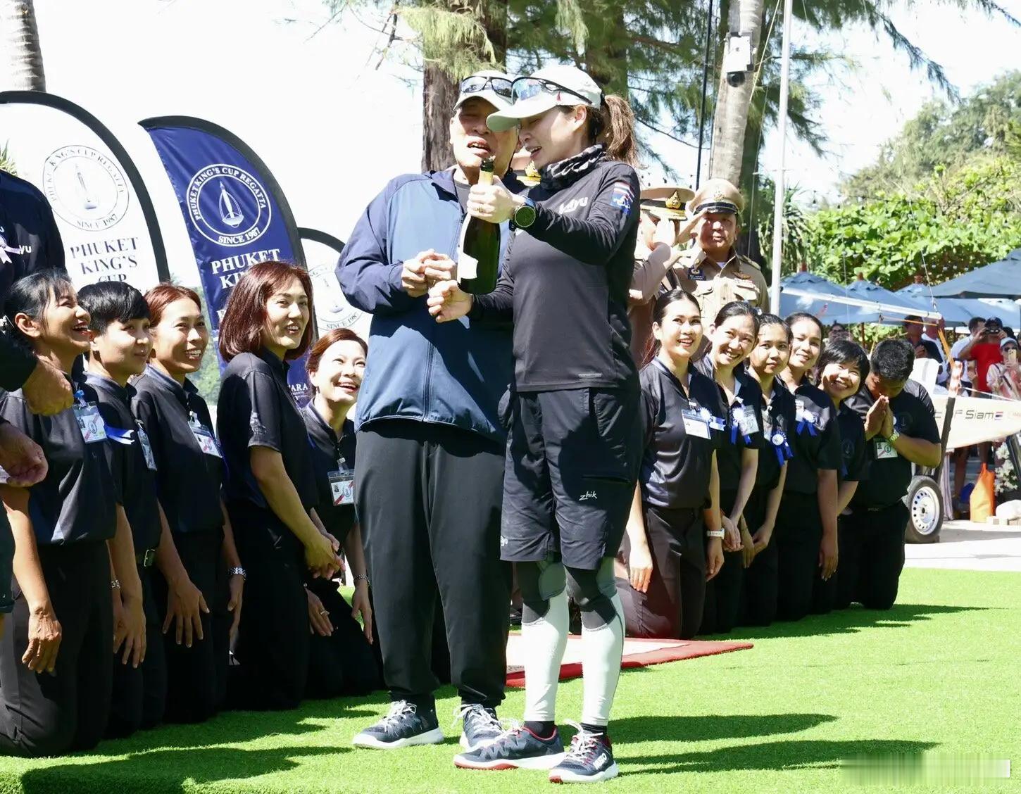 泰国国王和王后庆祝获得普吉岛国际帆船比赛冠军。 