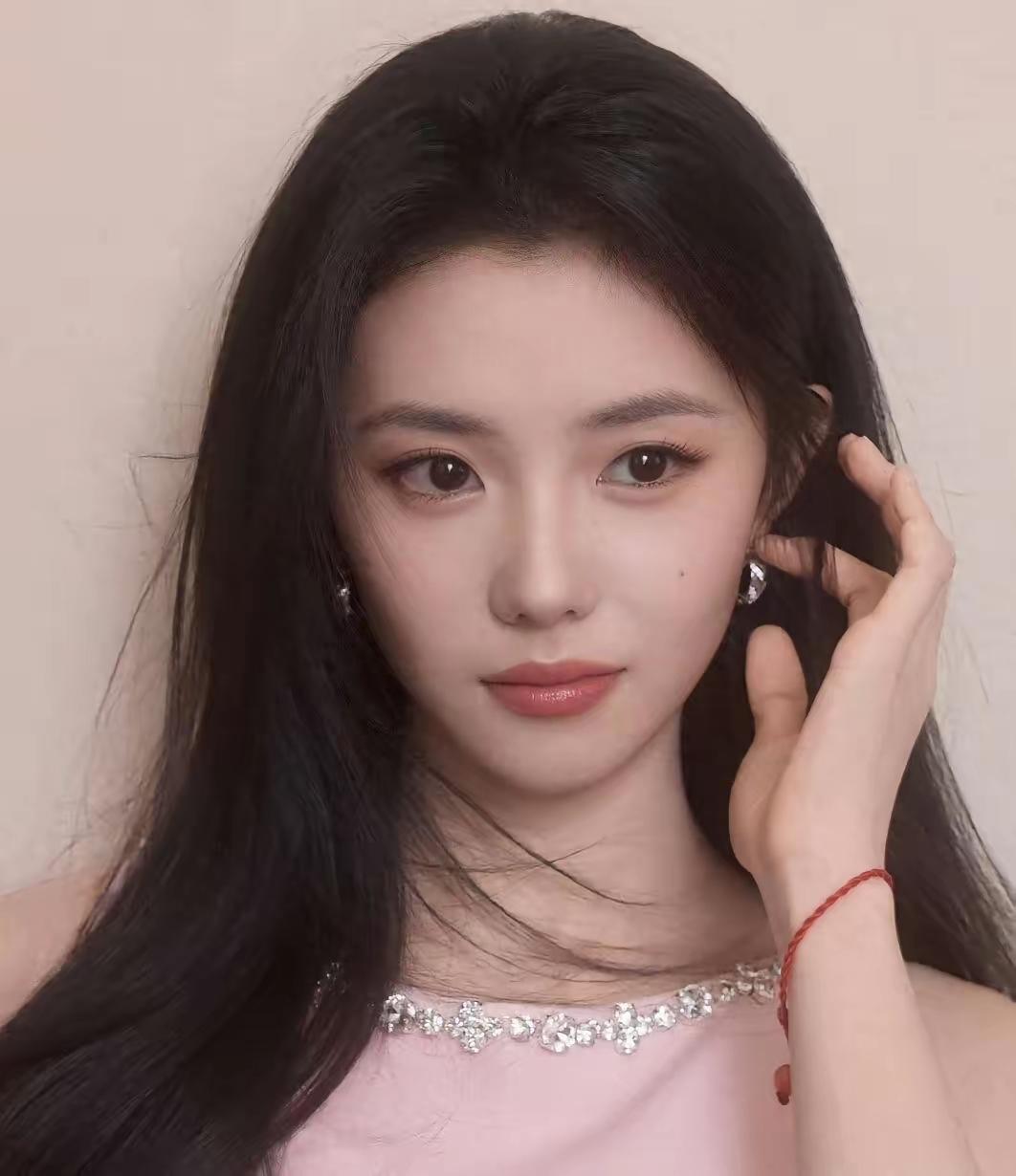 最近无论视频号还是头条视频，都频繁推送浩存妹子演绎的主角。没怎么关注她，只知道她