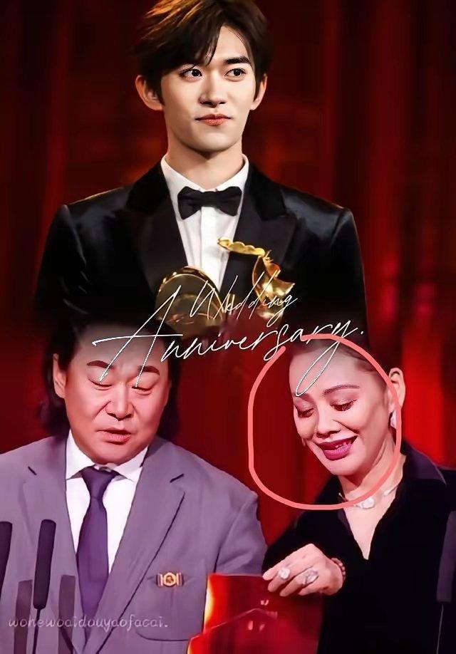 谁能想到，向来以"毒舌"著称的宁静，会在金鸡奖颁奖台上为易烊千玺露出如此灿烂的笑