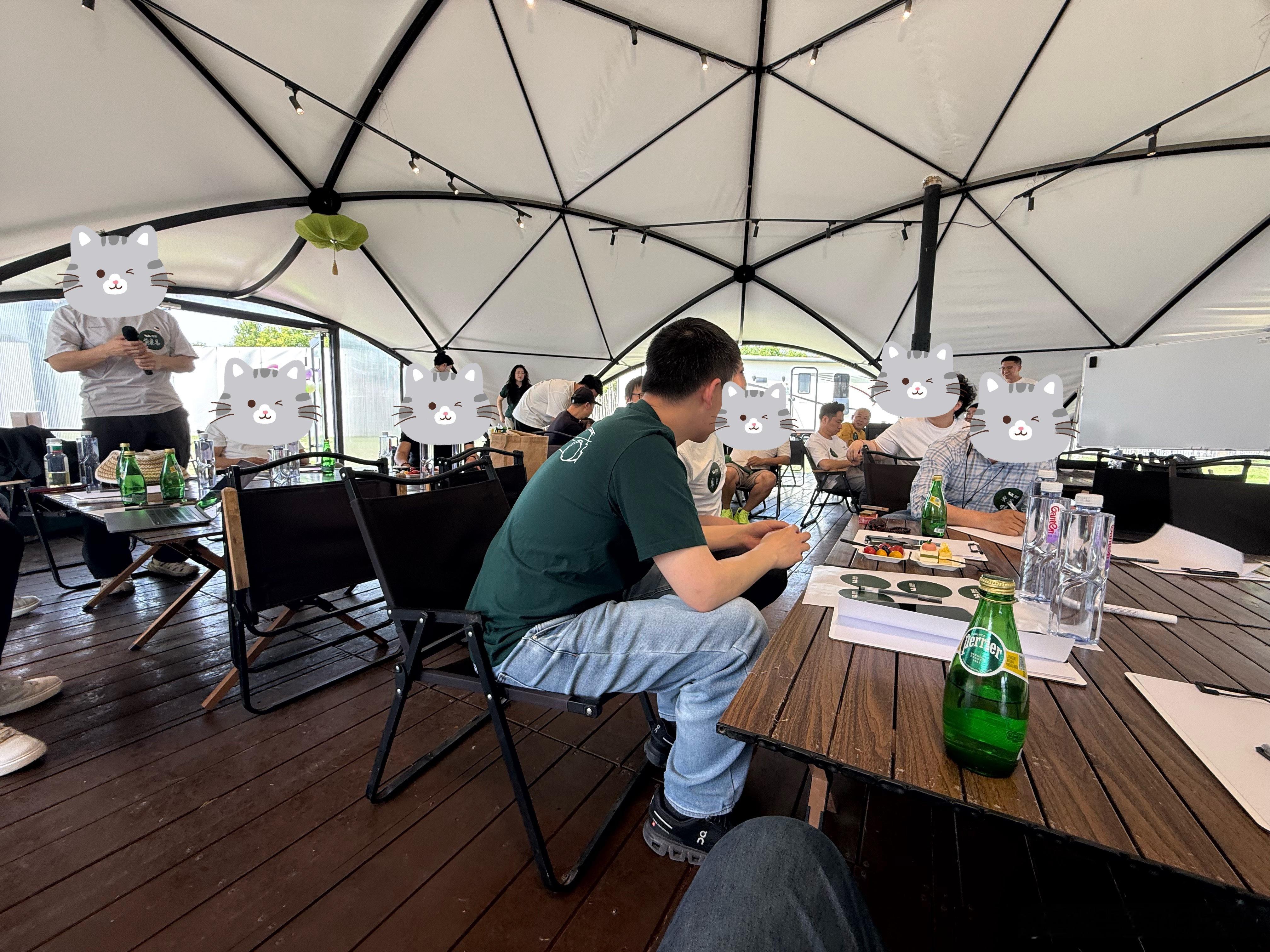 今天来参加下理想河南省区的一个车主活动，好吧！这一屋里都是高净值人群，都是老板…