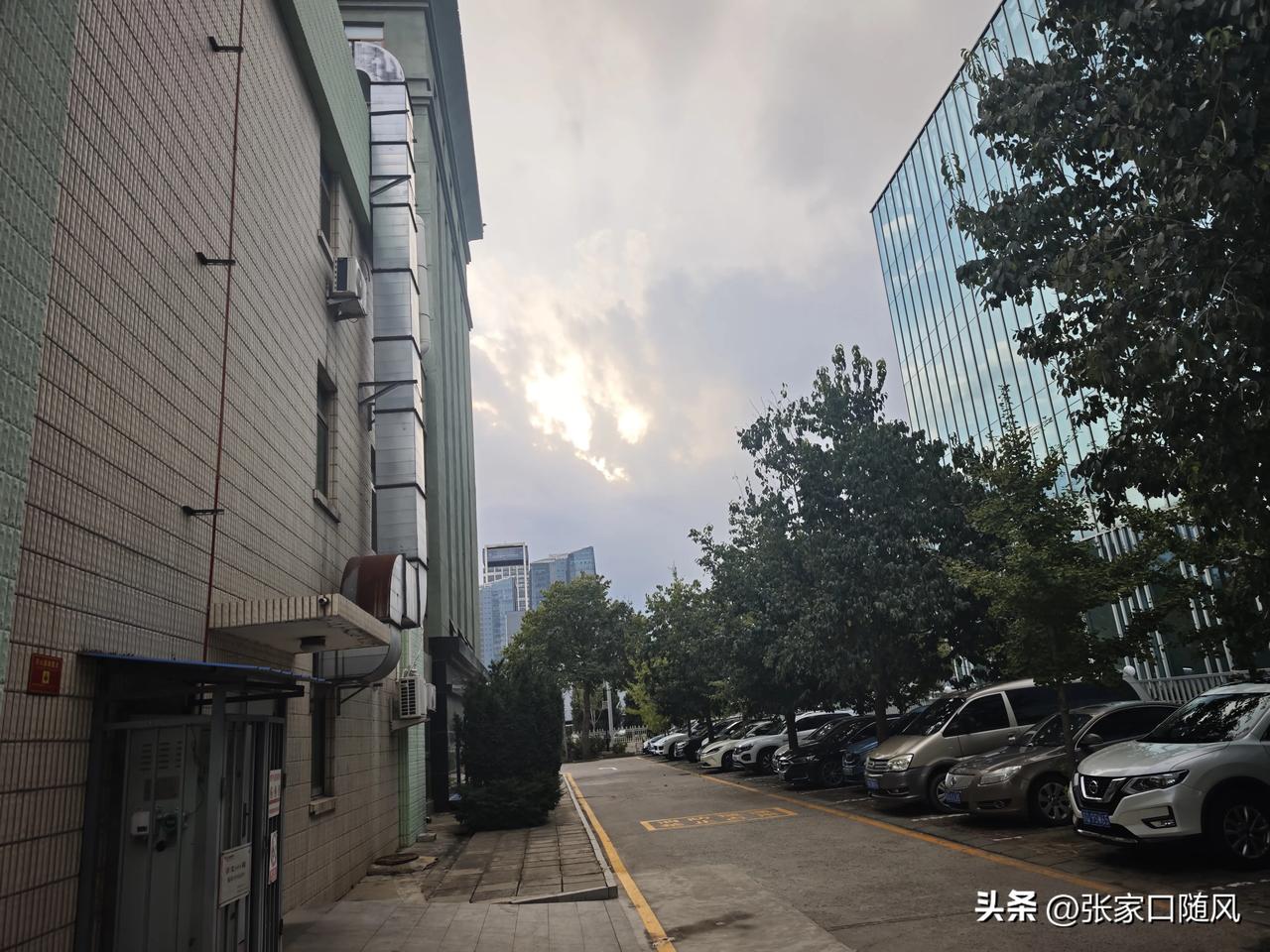 今年秋天怎么这么多雨呢？是不是冬天雪也多啊。

下雨完雨，又冷了。这天气真是难琢