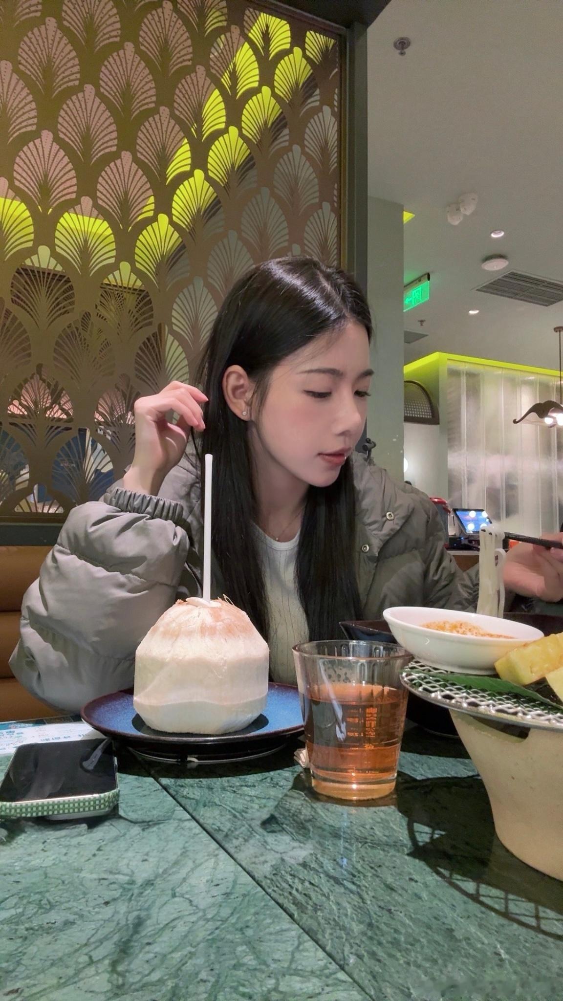 跨年那天吃完晚饭想着去散散步 最后半夜十二点我都走不出去了、到家直接凌晨一点新的