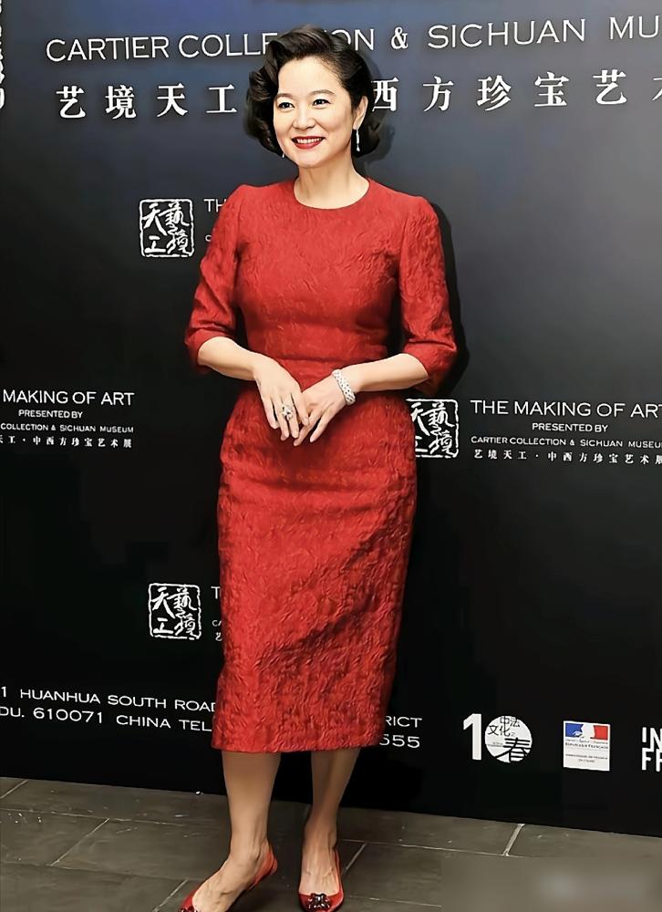 别再等林青霞的猛料了，她71岁杀回文坛，根本不屑提当年的恩怨。
 
你以为她要揭