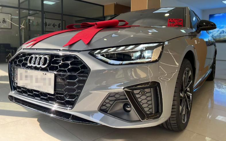 这款奥迪A4L符合我的审美，前脸看起来特别的犀利，而且中网是黑色蜂窝状的，配上流