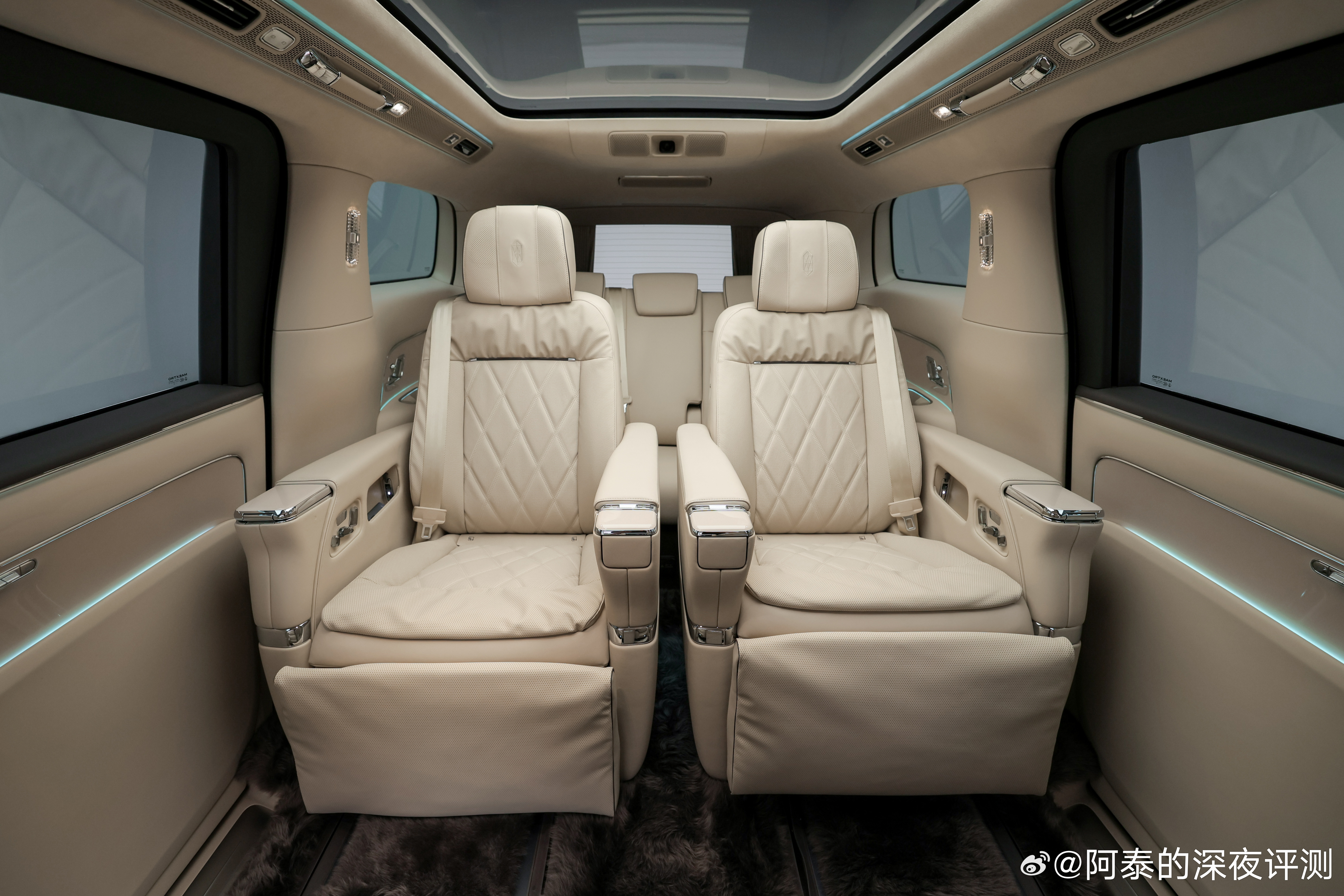 尊界V800这次真把“物有所值”讲清楚了！要审美有手工珐琅车标、卷轴星空顶，要驾