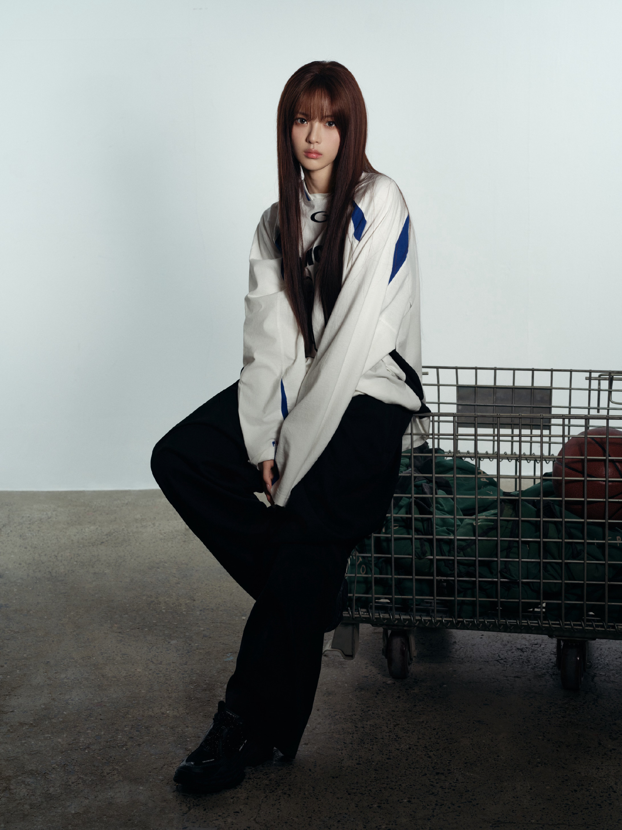 杨超越｜巴黎时装周 杨超越身穿巴黎世家与NBA联名款白色长袖球衣。出发整体造型搭