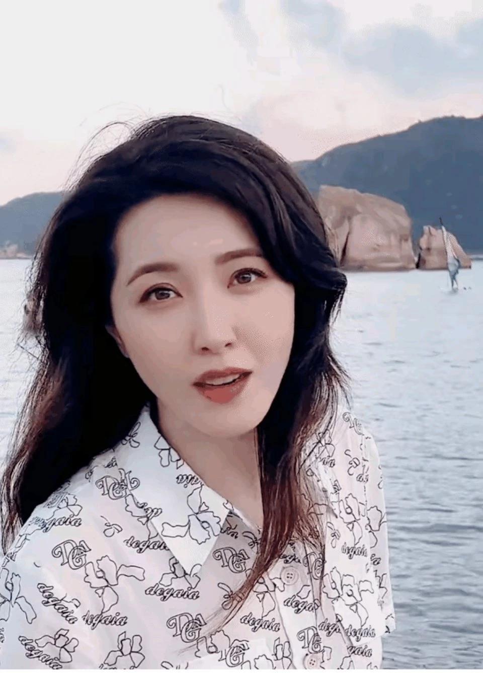 就算是中戏几百年难碰上的美女曾黎，做起这个眨眼表情来，也是稍微有点僵硬的。