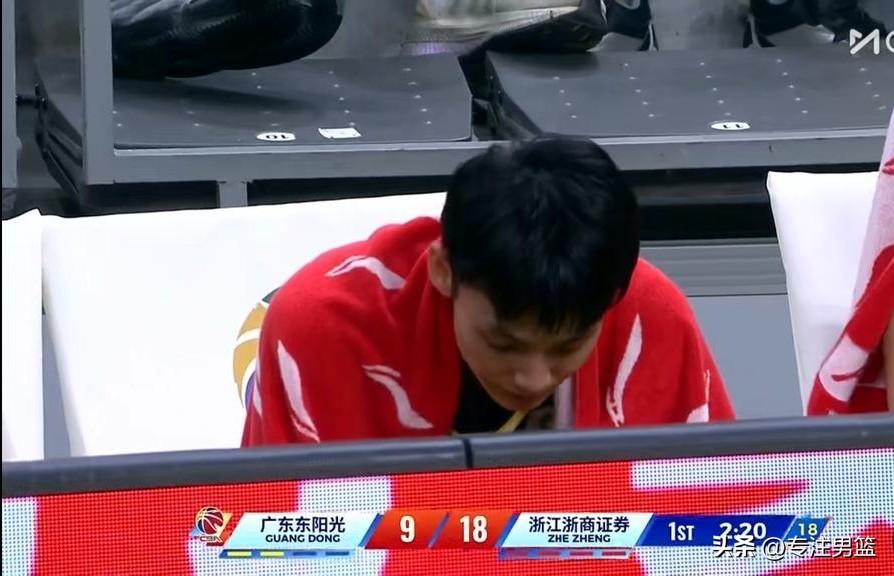 开场9-18落后，这回到主场还打成这鸟样。这教练打的是复古篮球吧，慢吞吞的，失误