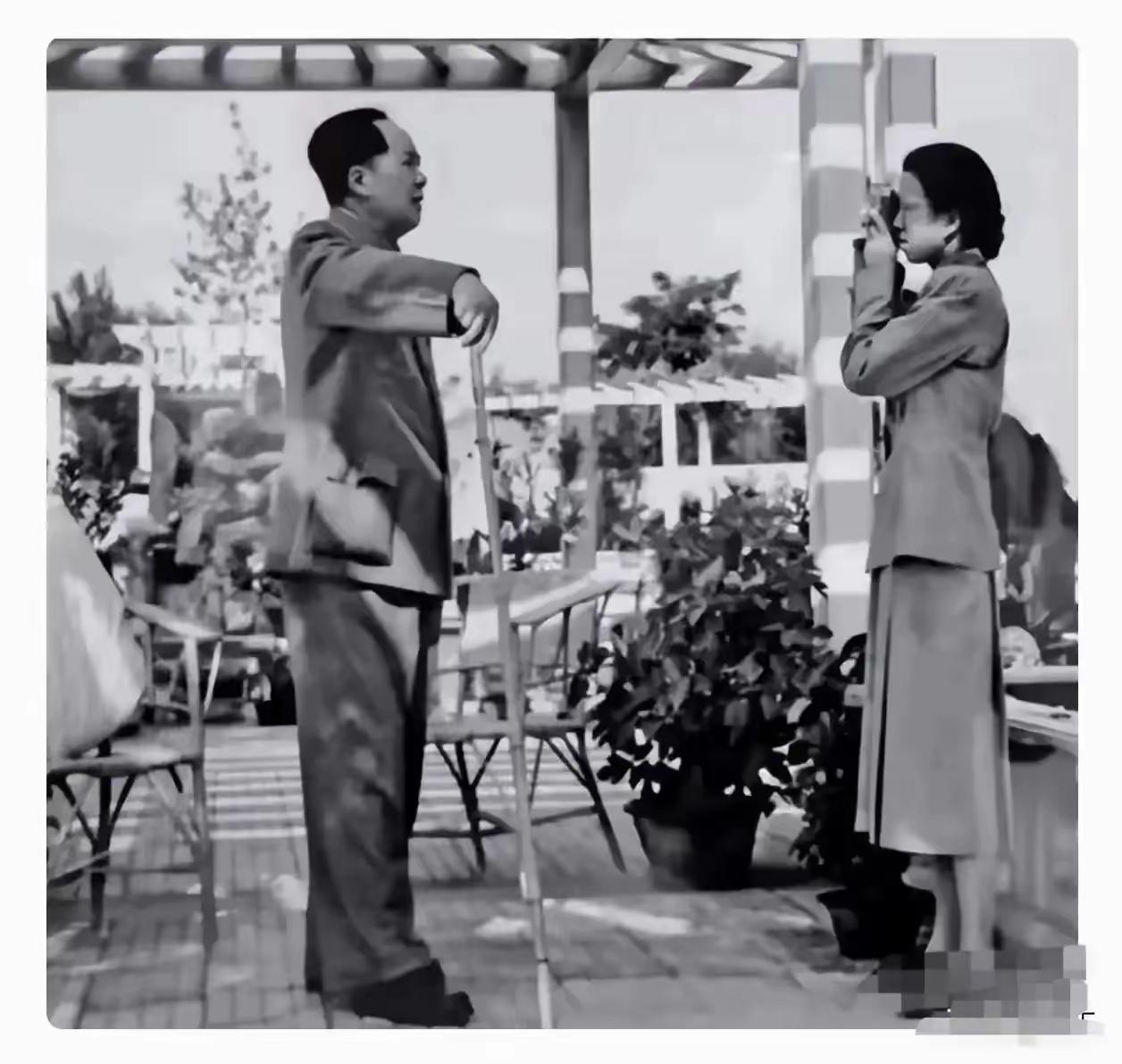 伟人把劳动最光荣写进了他的相片，
给伟人拍照的女同志是谁？