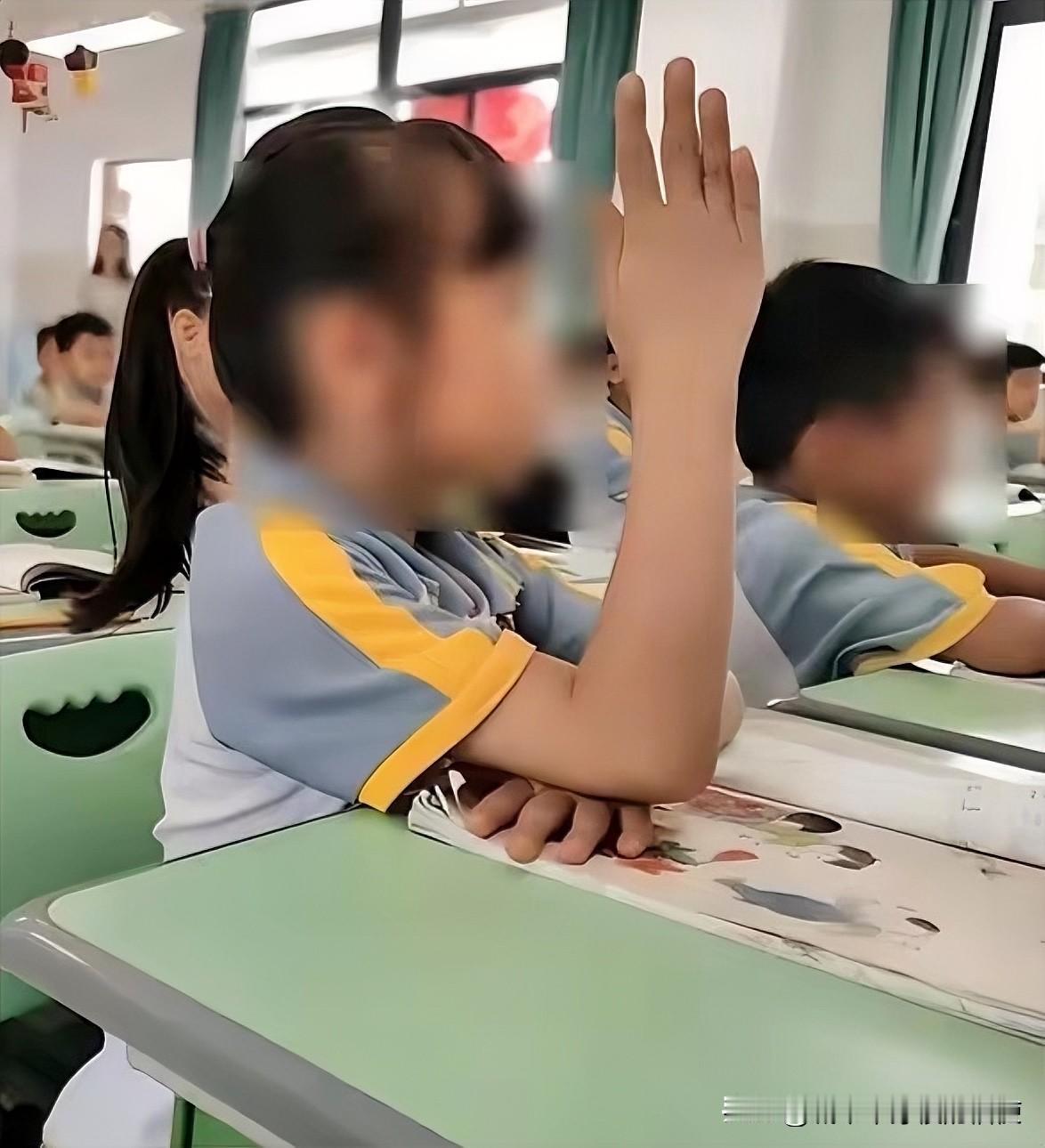 河南，一名学生上课突然举手，老师以为他要回答问题，谁知，孩子却红着脸说：“老师，