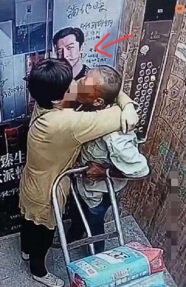 胡歌莫名其妙“吃狗粮”了！

小区电梯里，大爷大妈在贴有胡歌广告画的背景下，忘我