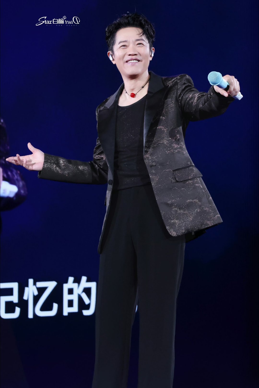 看着老哥脸上的鱼尾纹，就会觉得时间慢点吧，虽然人总会老，我也会随着时间慢慢的变老
