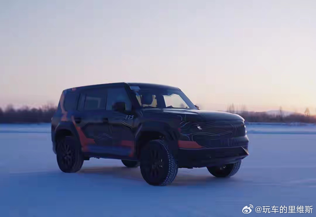 从谍照看，传祺这款全新硬派SUV亮点太足了：外观方正设计+三颗日行灯+外挂备胎，