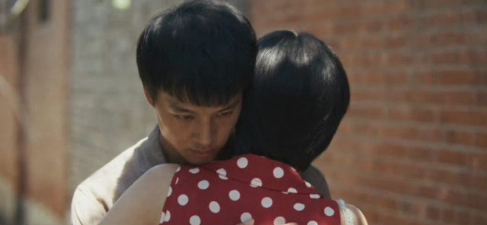 黄米依一句话教会尹昉拥抱树影迷宫《树影迷宫》这波拥抱杀太戳心！黄米依演的尤佳红裙