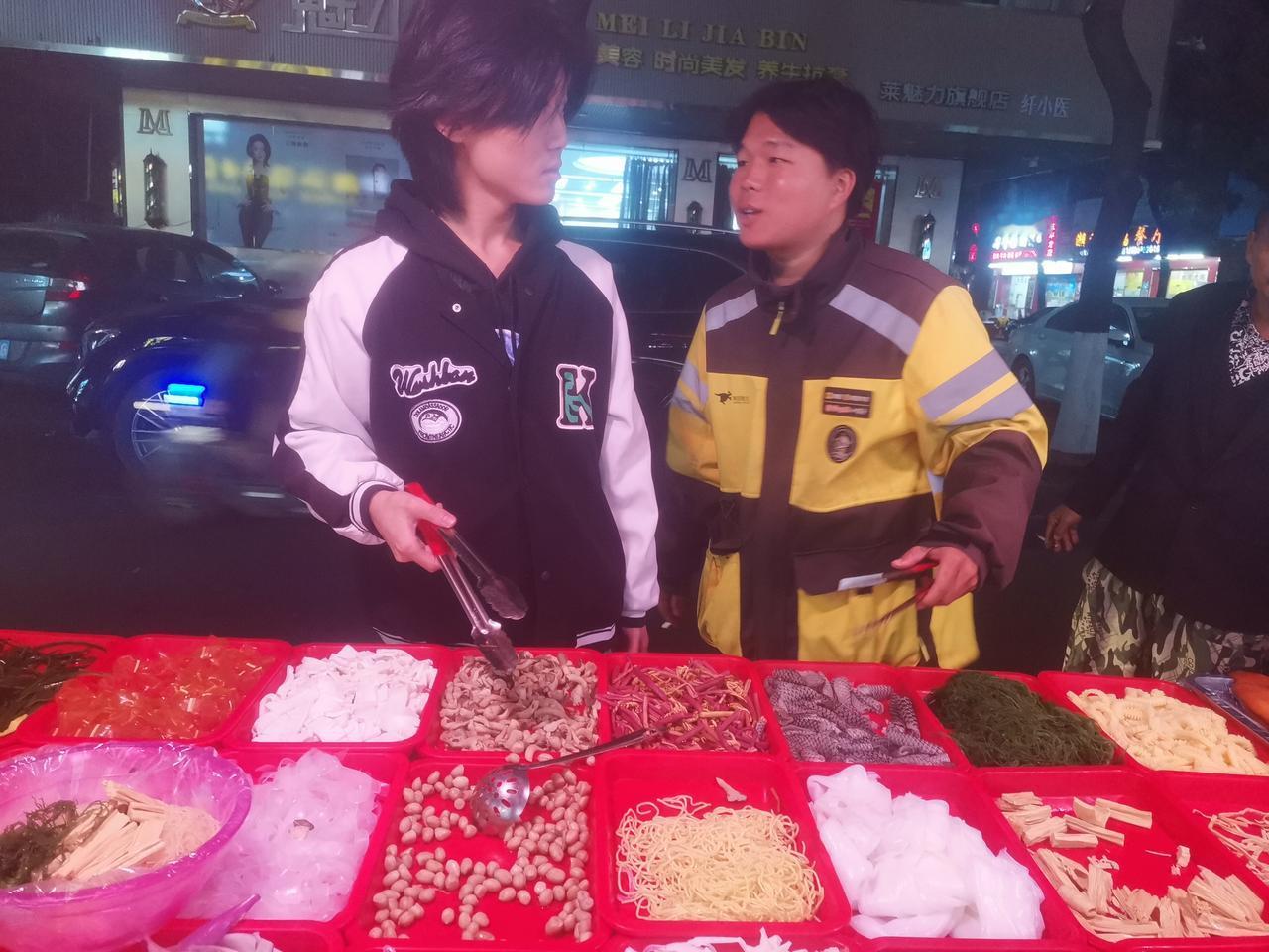 人类是种奇怪的动物！

      明明已是寒冷冬天，在广东这个地方，仍然有不少