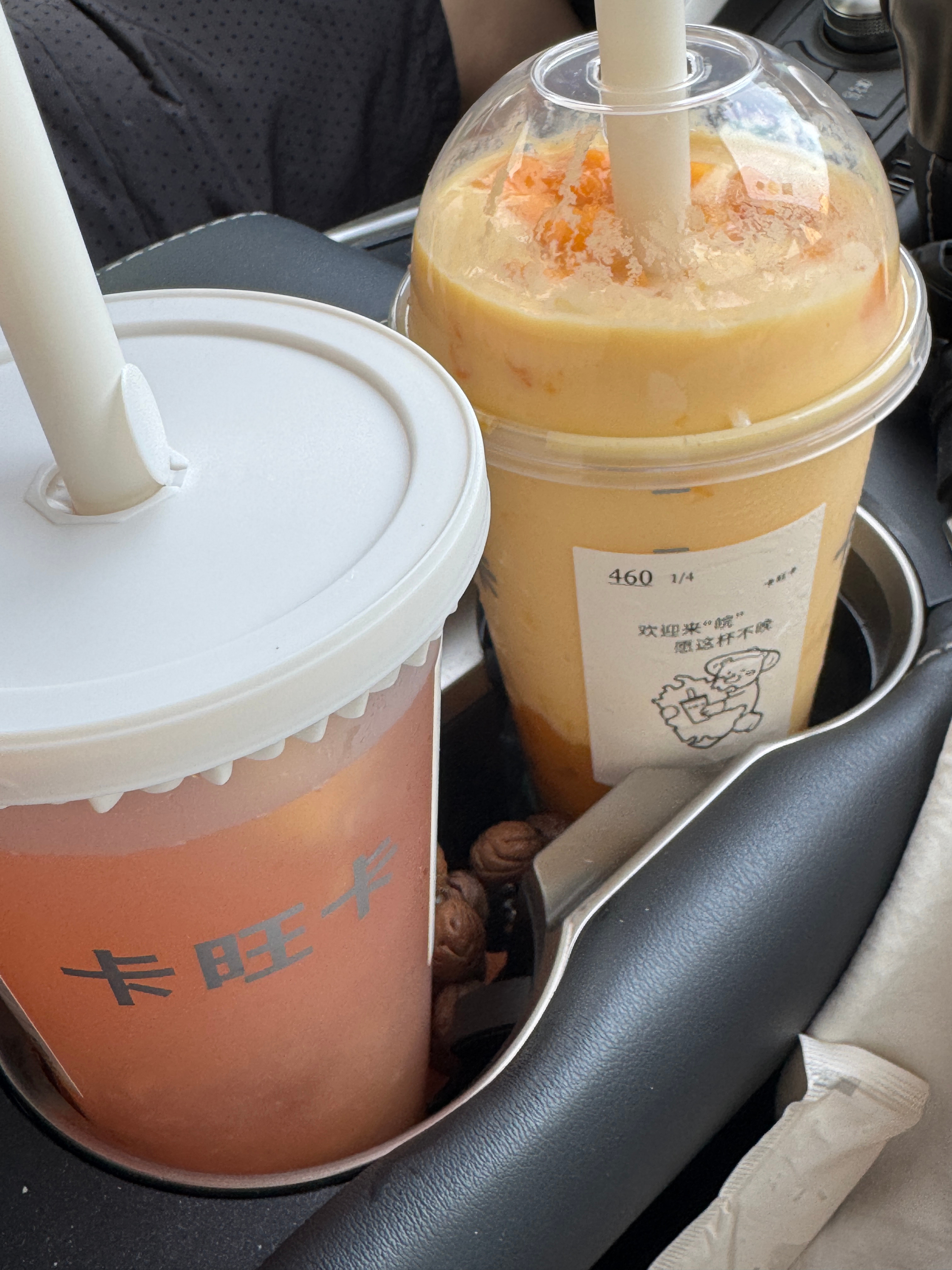 第一次见到奶茶有这样溢到杯盖的这料也是真的多除了卡旺卡还能有谁这么宠我太爽了 宣