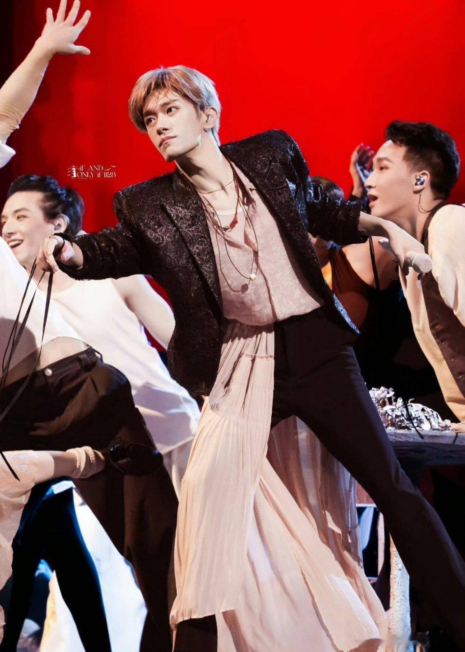 今天好多舞台啊！易烊千玺、任嘉伦、侯明昊、梓渝、王安宇、余宇涵、童禹坤！你最爱谁