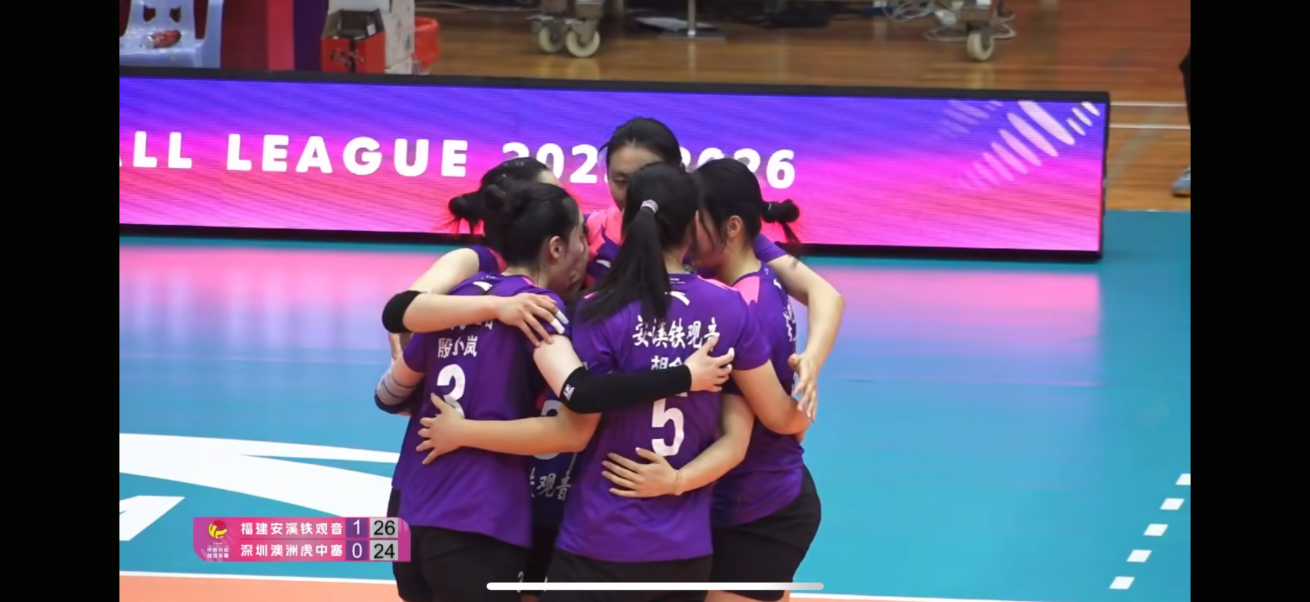 深圳女排连续两局惜败给福建队，目前大比分0-2落后！第二局最后一分怎么会给王琪呢