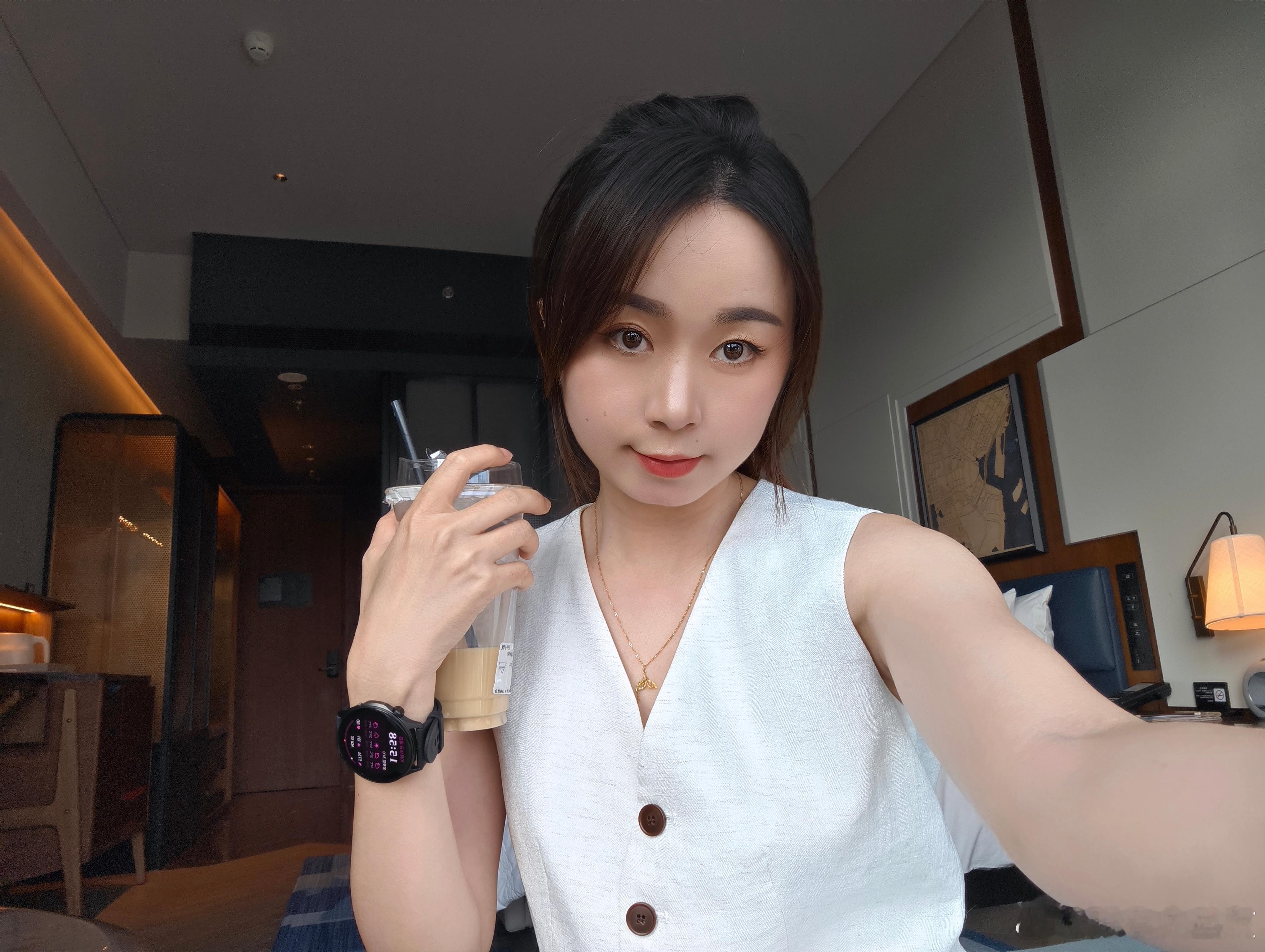 回家看了下猫，现在又来酒店出发广州看OPPO Find X9系列去了！[doge