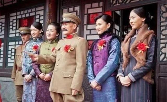 清朝灭亡之后，国内各路军阀混战不休。虽然名义上已是民国，但全国并没有实现真正意义