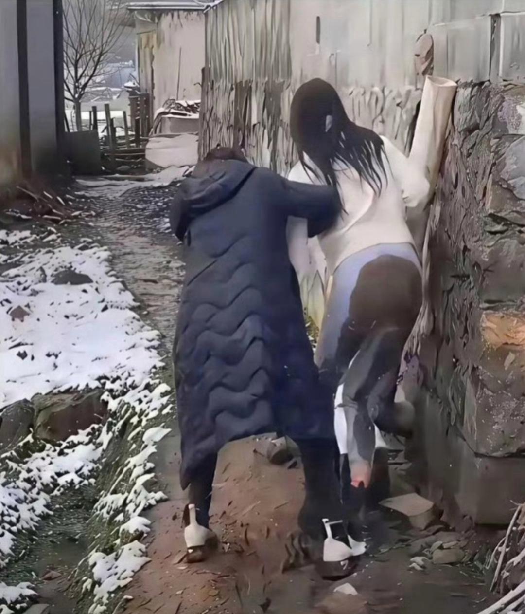 女朋友第一次来男方家上厕所不小心摔坑里了估计以后打死都不会来了！