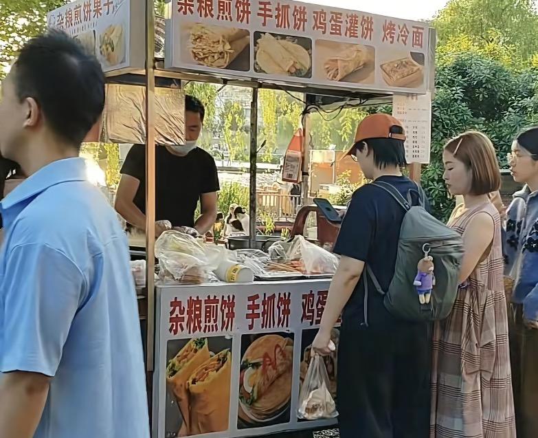 后湖煎饼摊事件迎来了大结局，说谎的煎饼阿姨最终还是遭到了反噬！
这场因为争抢摊位
