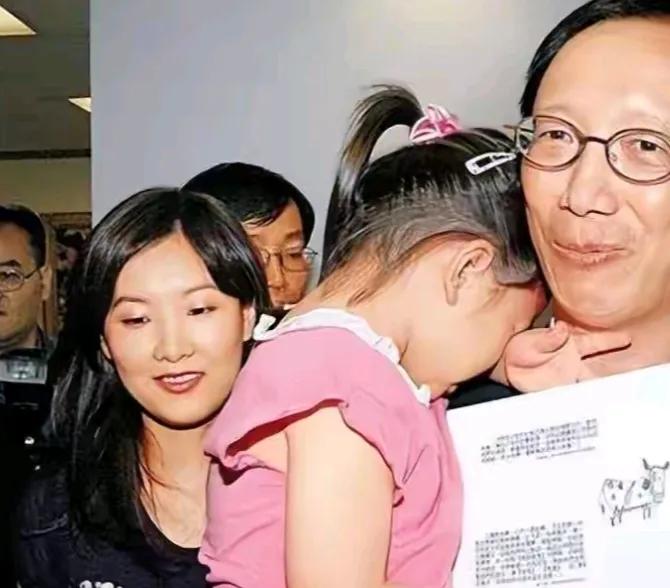伏明霞年轻的时候真的是大美女
这是伏明霞2006年和老公女儿一起出席小母牛慈善活