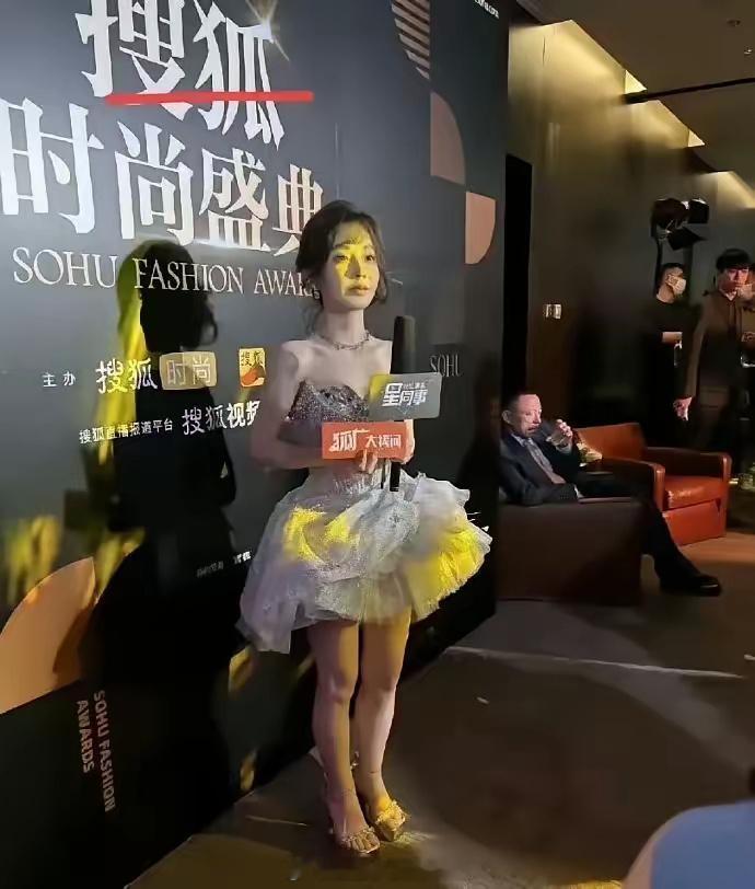 初次直观感受到她的身高，或许正是她转型不顺的缘由？ 
