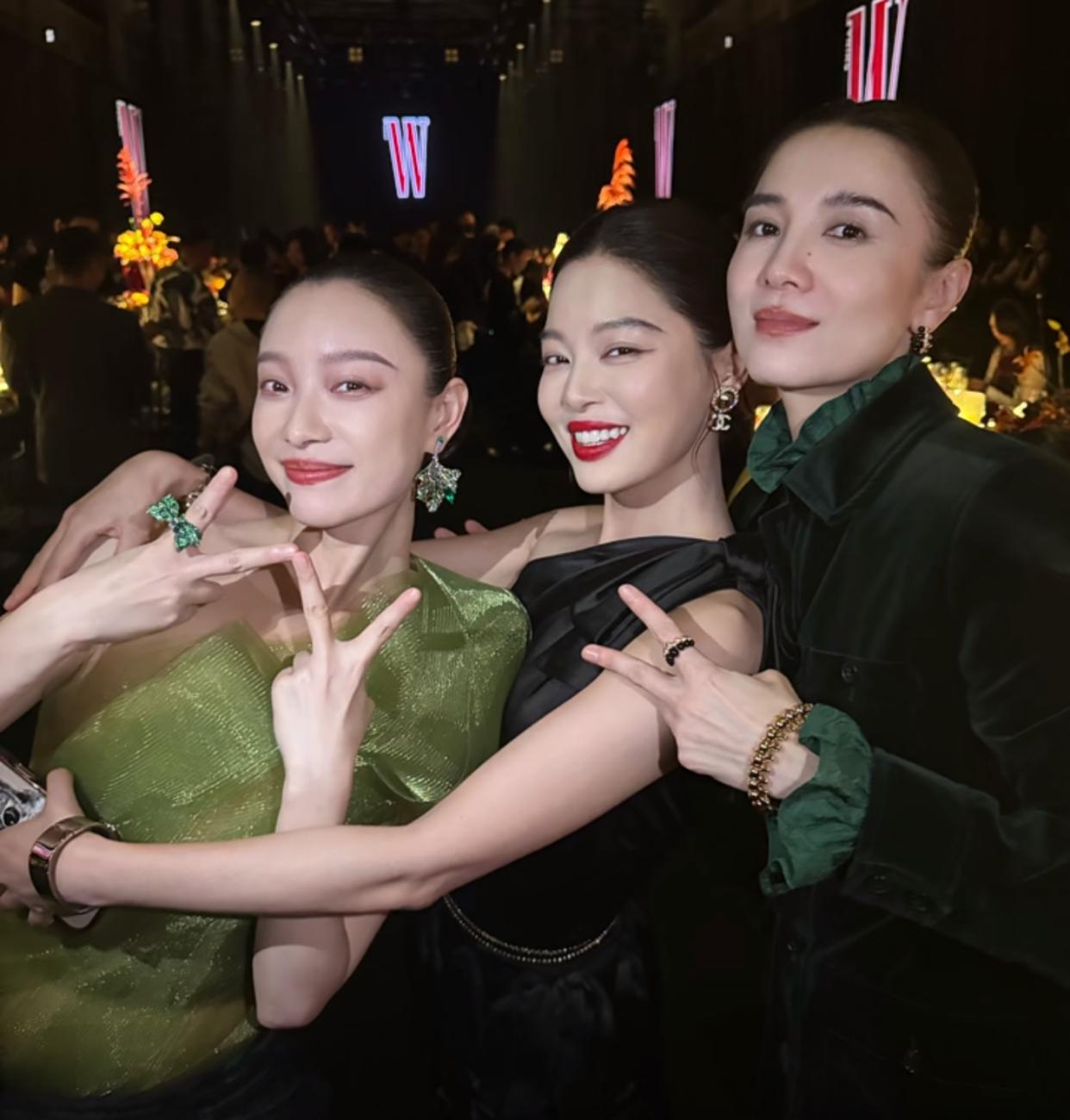 这三个女人怎么凑一起拍照了，
都是很有个人风格的姐，
宋佳就不说了，
姐姐的飒已