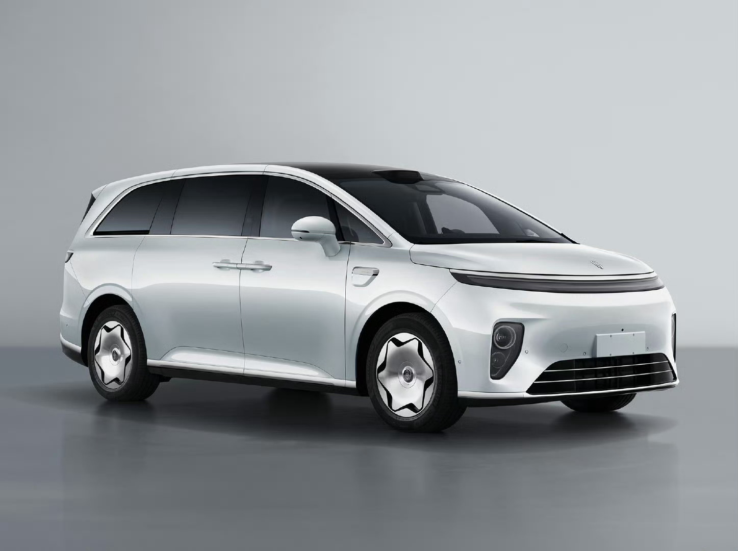 鸿蒙智行MPV＋1 享界V8车长5335mm、轴距3250mm提供纯电与增程双动