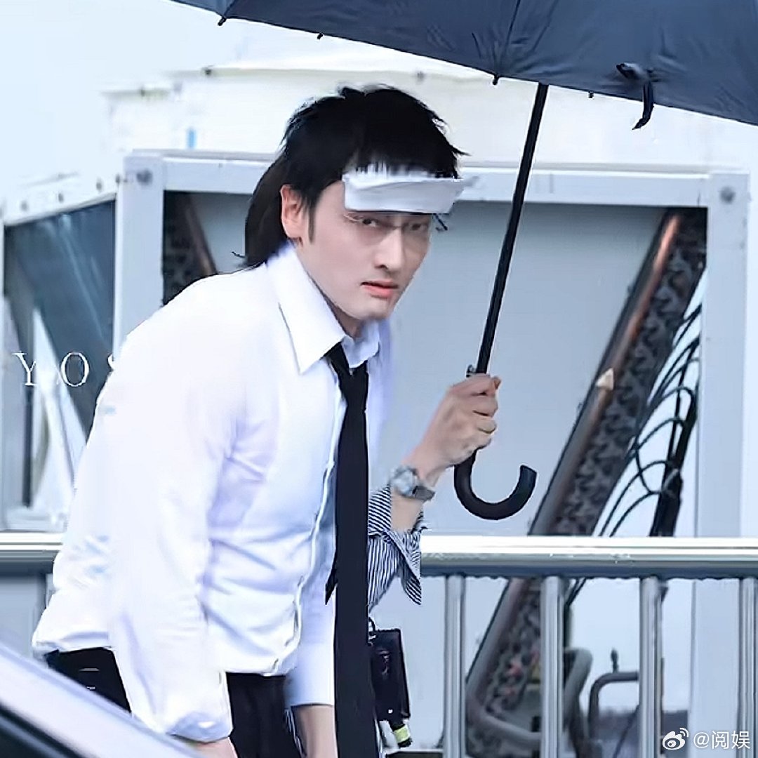 王传君组 上班上疯了是君哥么 哈哈哈哈哈哈 还是老实巴交啊 哈哈哈哈哈[笑cry