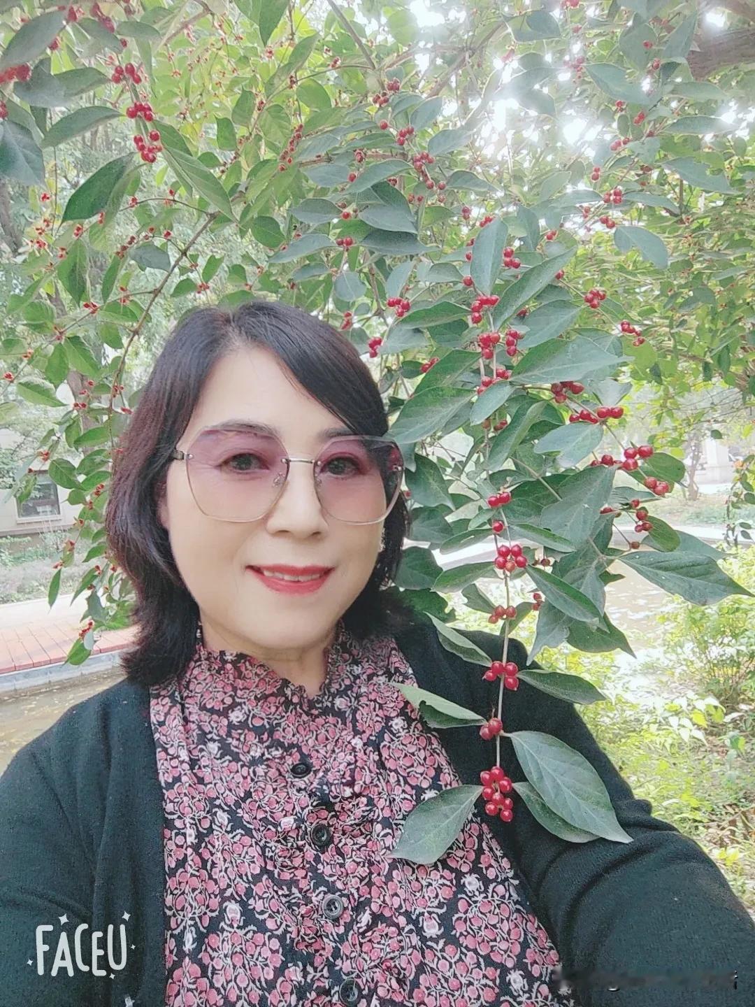 微笑挂在嘴边，自信扬在脸上
梦想藏在心里，行动落于脚下
    [玫瑰]    