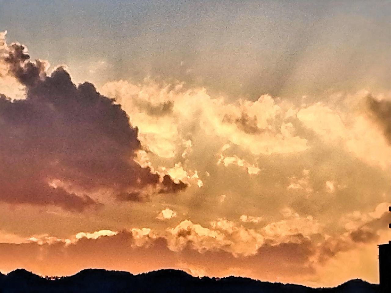 日落时分，云海翻腾，如梦如幻。