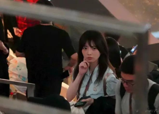 阿雅爆料说查理斯在和她还不怎么熟的时候，微信和她说他阳痿了...阿雅不知道该怎么