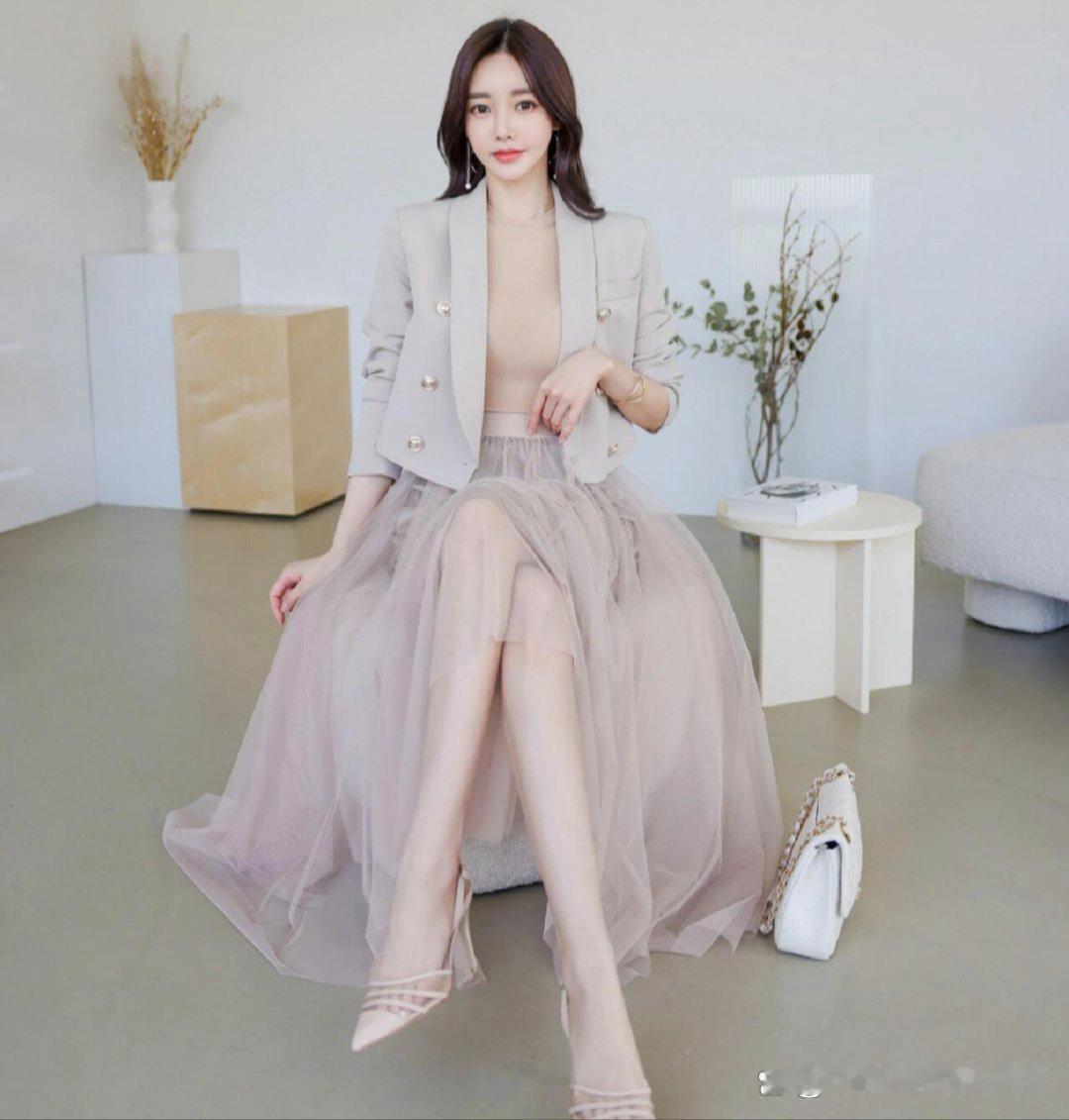 孙允珠优雅坐姿, 灰纱裙装搭配小西装, 女神范儿十足!