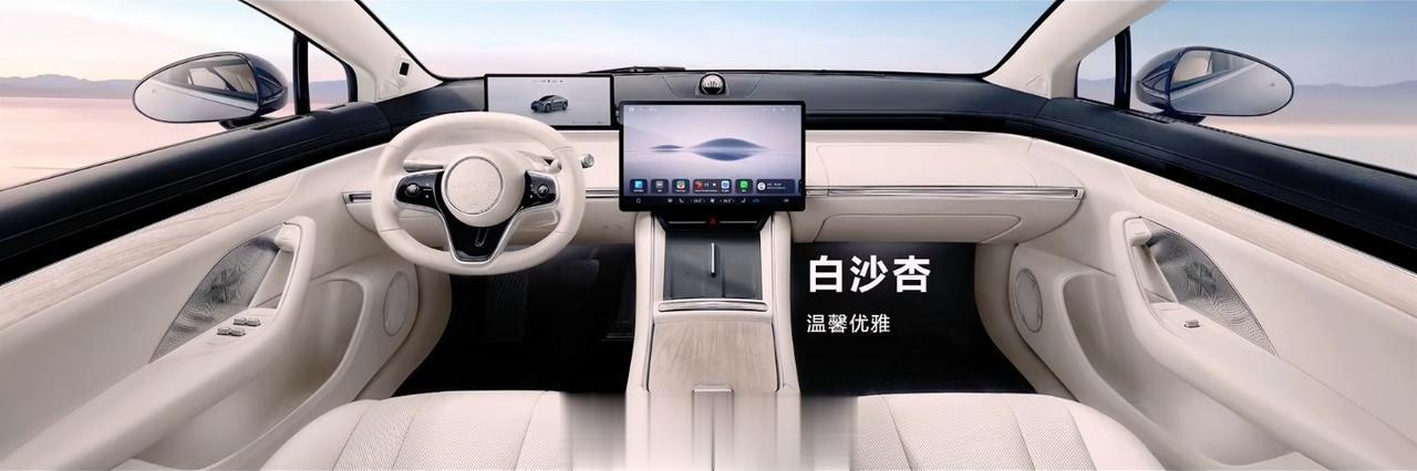 智界S7 三个内饰演示，白沙杏，雀羽红，月影灰。
没有黑色~