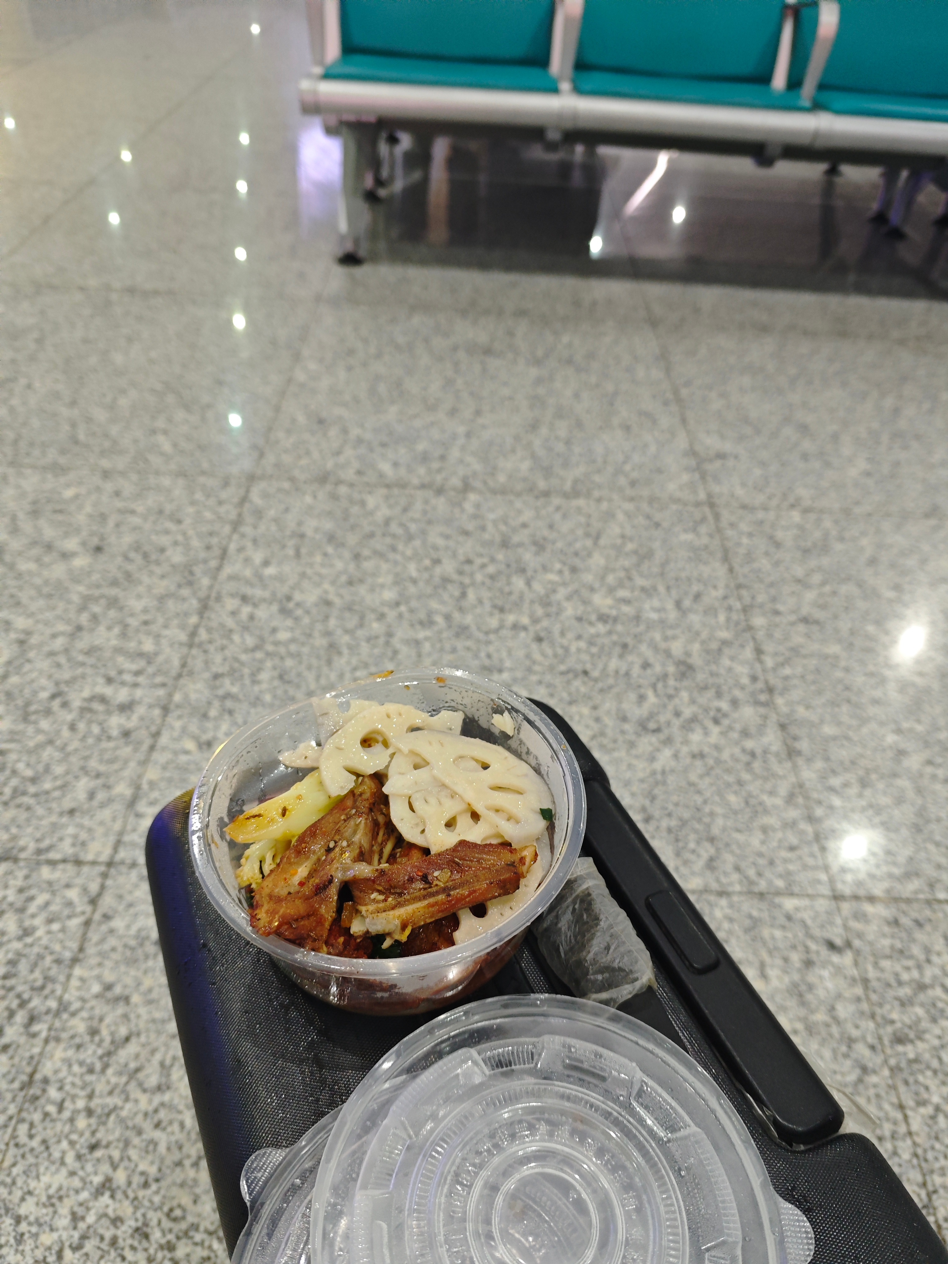 下着雨，候车中，怕赶不到车，路上堵，提前到车站了!先干饭，老爸从宴席打包的!马上