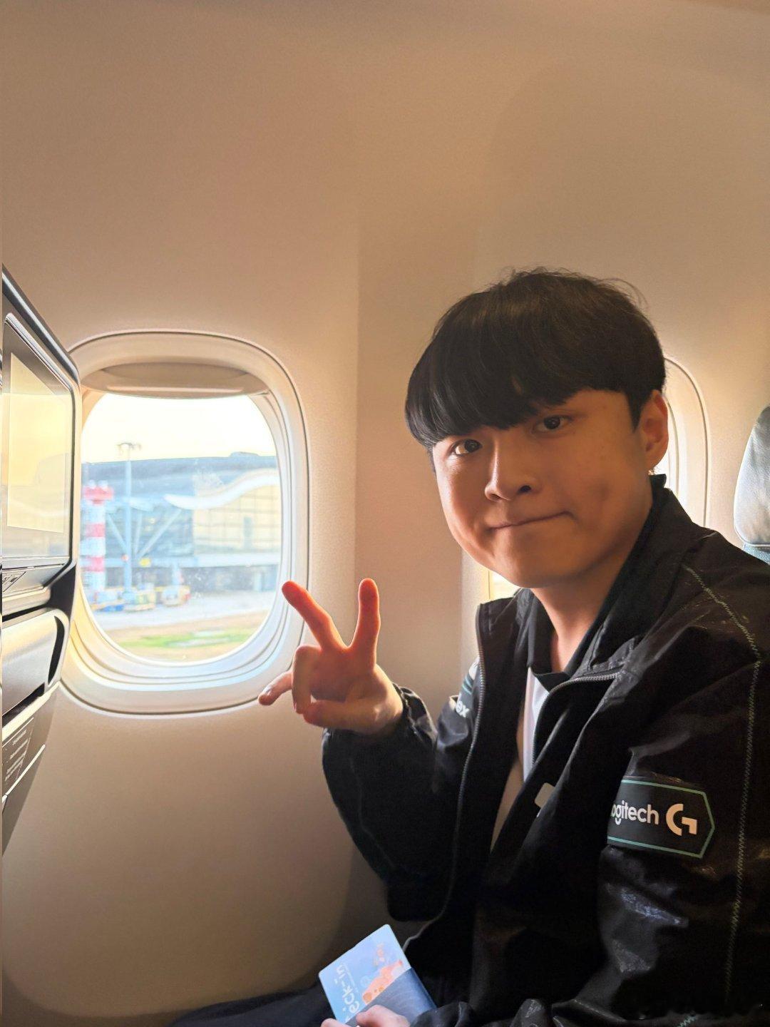 DK众人已经平安到达香港啦🛫lucid想穿着dk队服退役dk官宣与lucid续