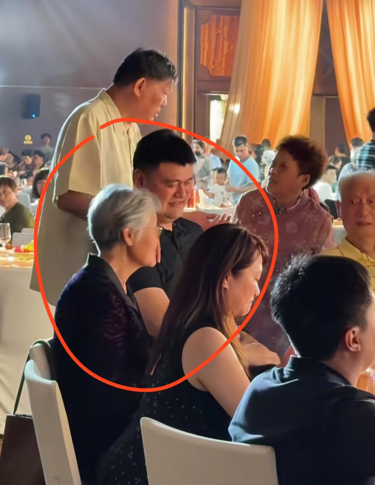 姚明现身亲戚婚宴现场，画面曝光！大姚状态格外放松，脸上泛着自然的红晕，一看就是席