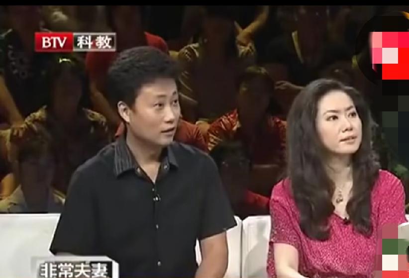 这是歌唱家耿为华与现任妻子在舞台上的合影。
现任妻子比他小14岁，年轻漂亮。耿为