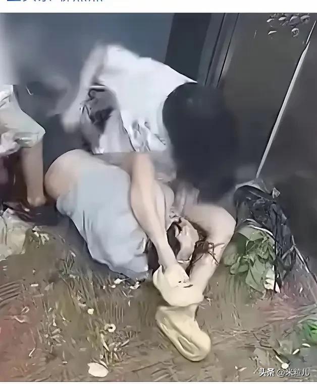 电梯事件
真的让人觉得愤怒
不是“熊孩子”，而是“熊大人”，有时候出门，真的注意