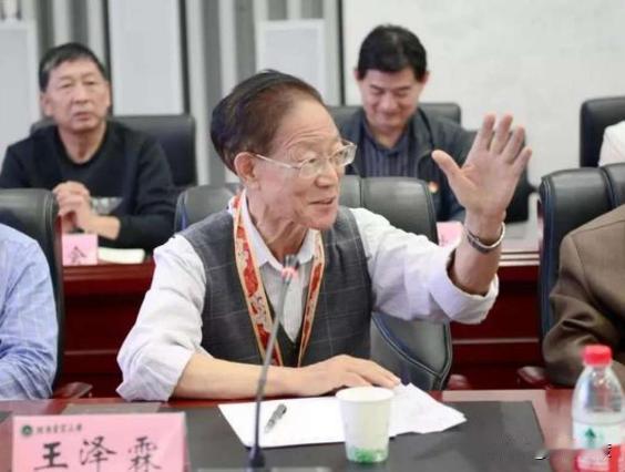 “我年纪这么大，要这么多钱干嘛？”2020年，一生抠门的78岁大学教授，出行挤公