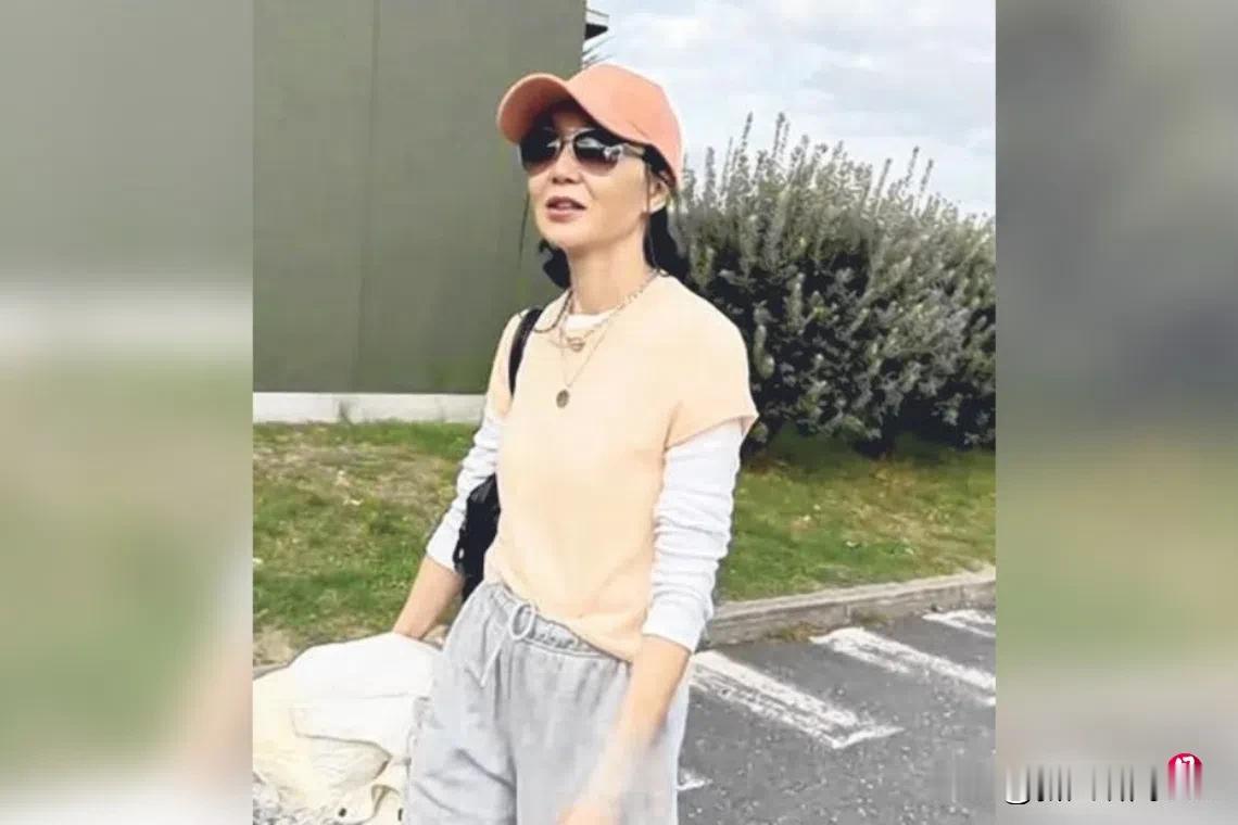 张曼玉法国私人田地曝光
张曼玉为她的法国私人田地商议种植大计。 （取自网络）
（